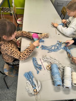 Uczestnicy warsztat&oacute;w mieli okazję poznać technikę makramy.