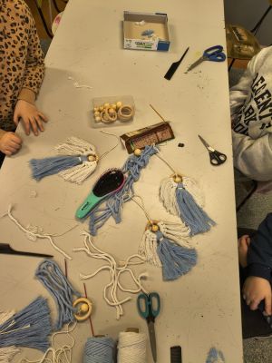 Uczestnicy warsztat&oacute;w mieli okazję poznać technikę makramy.