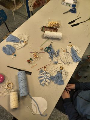 Uczestnicy warsztat&oacute;w mieli okazję poznać technikę makramy.