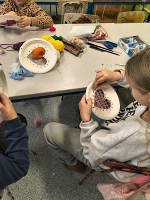 Uczestnicy warsztat&oacute;w mieli okazję poznać technikę makramy.