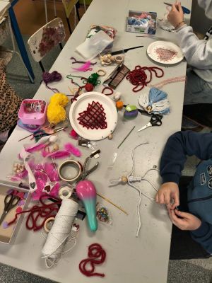 Uczestnicy warsztat&oacute;w mieli okazję poznać technikę makramy.