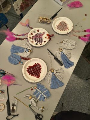 Uczestnicy warsztat&oacute;w mieli okazję poznać technikę makramy.