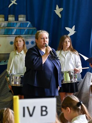 Przedstawicielka Urzędu Miasta wręczająca Nagrody Burmistrza uczniom.