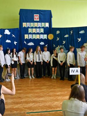 Wychowawczyni klasy 8a wręcza świadectwa ukończenia szkoły swoim wychowankom.