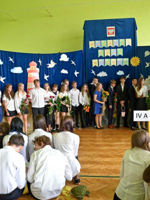 Wychowawczyni klasy 8b wręcza świadectwa ukończenia szkoły swoim wychowankom.