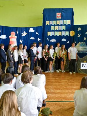 Wychowawczyni klasy 8c wręcza świadectwa ukończenia szkoły swoim wychowankom.