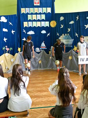 Uczniowie klas 8a, 8b i 8c prezentujący swoje umiejętności sportowe.