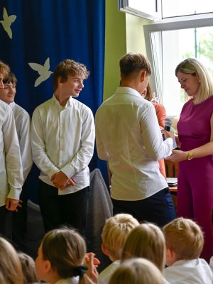 Uczniowie klasy 8a składają podziękowania swojej wychowawczyni.