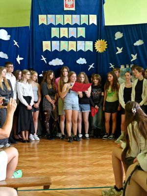 Uczniowie klasy 8b składają podziękowania swojej wychowawczyni.