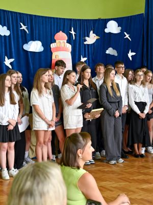 Uczniowie klasy 8c składają podziękowania swojej wychowawczyni.