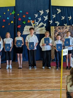 Nagrody Burmistrza Strykowa dla najlepszych uczni&oacute;w wręczone przez Zastępcę Burmistrza Pana Adama Kaźmierczaka. 