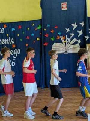 Część artystyczna przygotowana przez uczni&oacute;w klas 8.