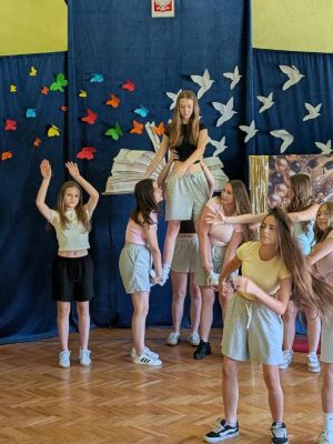Część artystyczna przygotowana przez uczni&oacute;w klas 8.
