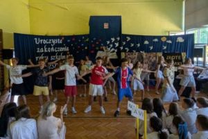 Część artystyczna przygotowana przez uczni&oacute;w klas 8.