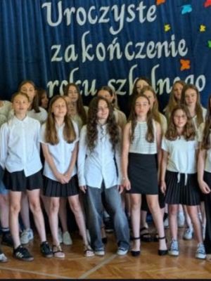 Wytęp wokalny uczennic z klas 4-7.