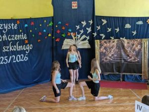 Część artystyczna przygotowana przez uczni&oacute;w klas 8.