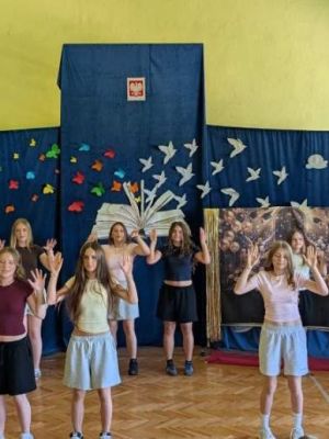 Część artystyczna przygotowana przez uczni&oacute;w klas 8.