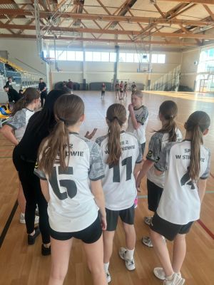 Podczas przerwy w meczu cenne wskaz&oacute;wki i motywujące słowa przekazuje zawodniczkom pani Aleksandra, przygotowując drużynę do dalszej, skutecznej gry.