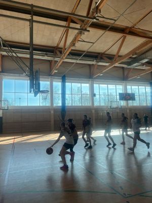 Kapitan naszej drużyny w akcji pod koszem rywalek &ndash; zdecydowane wejście i walka o kolejne punkty.