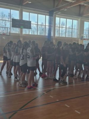 Wsp&oacute;lne zdjęcie wszystkich drużyn podczas zakończenia zawod&oacute;w.