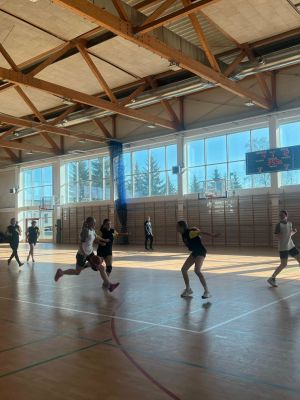 Emocjonująca rozgrywka dziewcząt z drużyną ze Szczawina &ndash; walka o każdą piłkę i pełne zaangażowanie zawodniczek