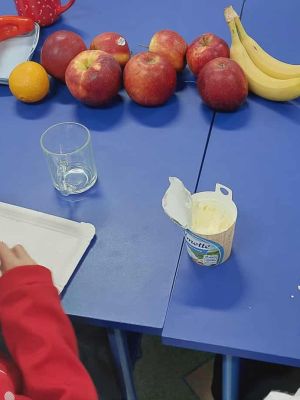 Uczniowie przygotowują i spożywają zdrowe śniadanie.