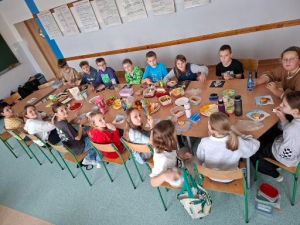 Uczniowie przygotowują i spożywają zdrowe śniadanie.