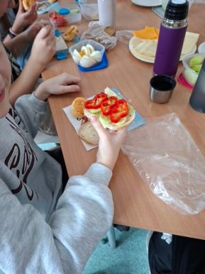 Uczniowie przygotowują i spożywają zdrowe śniadanie.