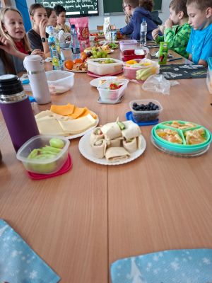 Uczniowie przygotowują i spożywają zdrowe śniadanie.