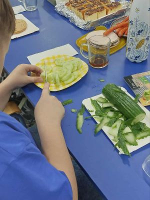 Uczniowie przygotowują i spożywają zdrowe śniadanie.