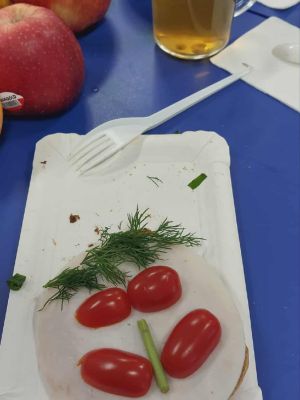 Uczniowie przygotowują i spożywają zdrowe śniadanie.