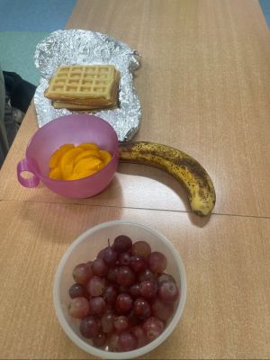 Uczniowie przygotowują i spożywają zdrowe śniadanie.