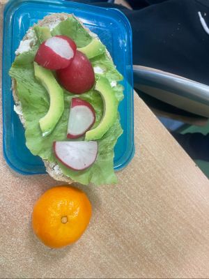 Uczniowie przygotowują i spożywają zdrowe śniadanie.