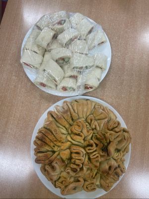 Uczniowie przygotowują i spożywają zdrowe śniadanie.