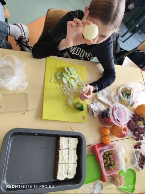 Uczniowie przygotowują i spożywają zdrowe śniadanie.