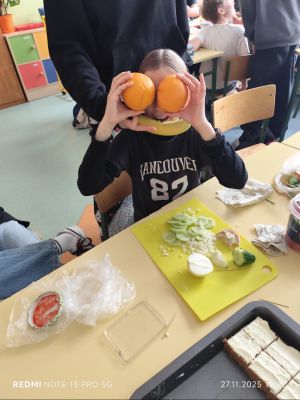 Uczniowie przygotowują i spożywają zdrowe śniadanie.