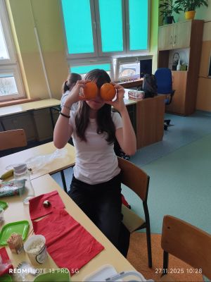 Uczniowie przygotowują i spożywają zdrowe śniadanie.