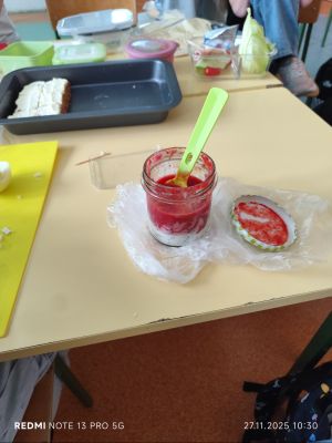 Uczniowie przygotowują i spożywają zdrowe śniadanie.